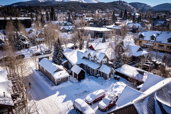 Un quartier résidentiel où les maisons sont recouvertes de neige et d’où l’on a une vue dégagée sur les montagnes environnantes.