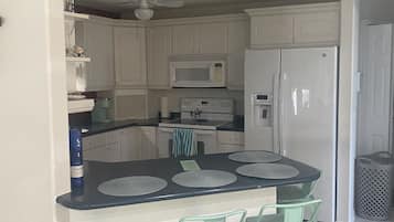 Køleskab, mikrobølgeovn, ovn, kogeplade