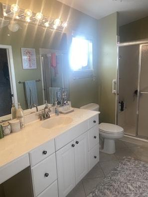 Shower, jetted bath, hair dryer, towels