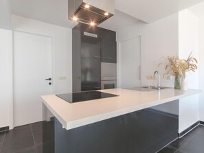 Réfrigérateur, micro-ondes, four, lave-vaisselle