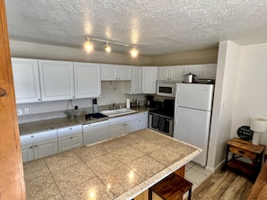Kitchen - Cozy, Comfortable, Convenient 3BR, 2BA Condo in Dillon. Hot tub, ski access. (Dillon)
