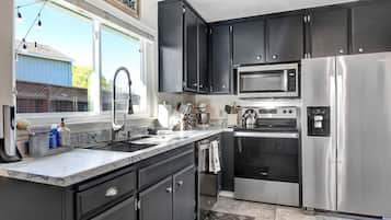 Refrigerador, microondas, horno y parrilla de estufa