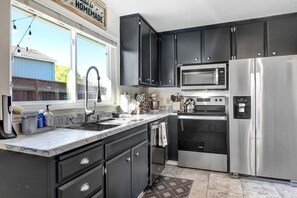 Kjøleskap, mikrobølgeovn, ovn og kokeplater