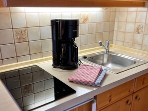 Kühlschrank, Herdplatte, Wasserkocher mit Kaffee-/Teezubehör, Toaster