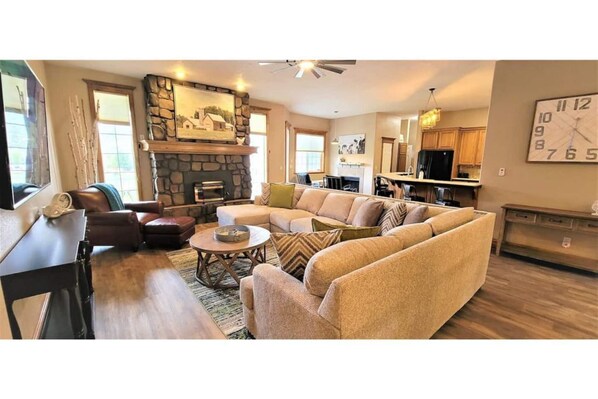 TV, lareira, mesa de pingue-pongue