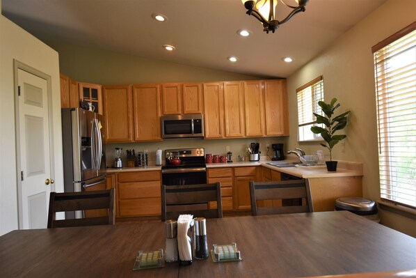 Refrigerador, microondas, horno y parrilla de estufa 