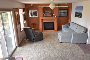 Smart TV, chimenea y reproductor de DVD 