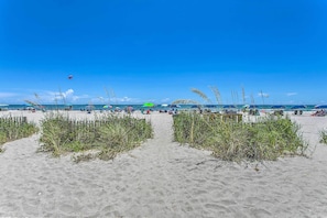 På stranden