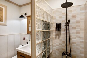 Shower, hair dryer, towels