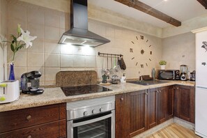 Kjøleskap, mikrobølgeovn, ovn og kokeplater