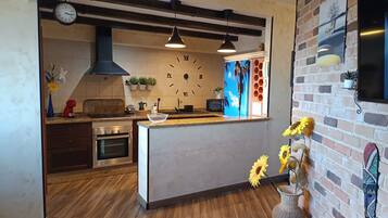 Een koelkast, een microgolfoven, een oven, een kookplaat