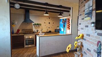 Kühlschrank, Mikrowelle, Ofen, Herdplatte