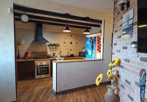 Een koelkast, een microgolfoven, een oven, een kookplaat