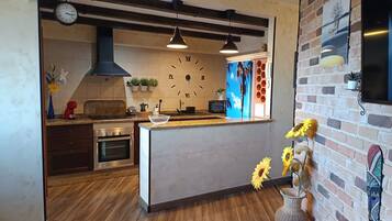 Een koelkast, een magnetron, een oven, een kookplaat