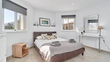 4 bedrooms, iron/ironing board, free WiFi, bed sheets