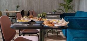 朝食 (コンチネンタル ブレックファスト)、毎日提供 (1 名様 65 ILS)