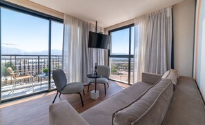 Caja fuerte, cortinas opacas, tabla de planchar con plancha