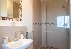 Badewanne, Haartrockner, Handtücher