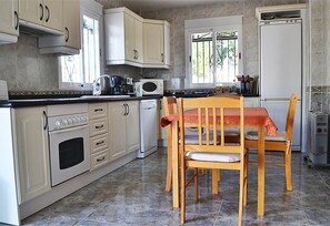 Fridge, microwave, oven, stovetop - Villa 'Casa El Pescador' with Sea and Mountain View, Pool and Garden (Salobreña)