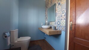 Tina, secadora de cabello, toallas 