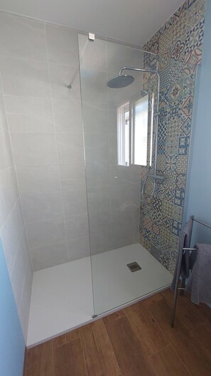 Bathtub, hair dryer, towels