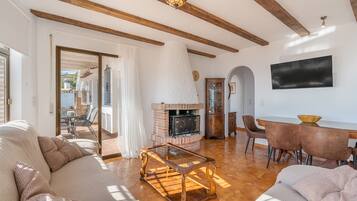 Fireplace, DVD player, stereo