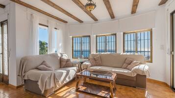 Fireplace, DVD player, stereo