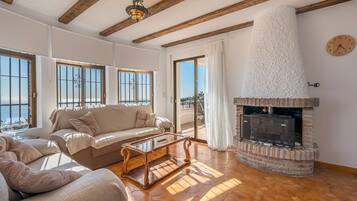 Chimenea, reproductor de DVD y estéreo