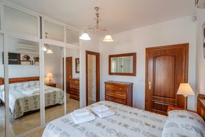 3 bedrooms, iron/ironing board, free WiFi, bed sheets - Villa 'Bravo spectacular views' with Lake and Mountain View, Pool, Garden & Wi-Fi (La Viñuela)
