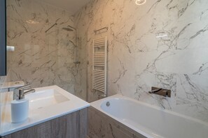 Bathtub, hair dryer, towels - Villa 'Bravo spectacular views' with Lake and Mountain View, Pool, Garden & Wi-Fi (La Viñuela)