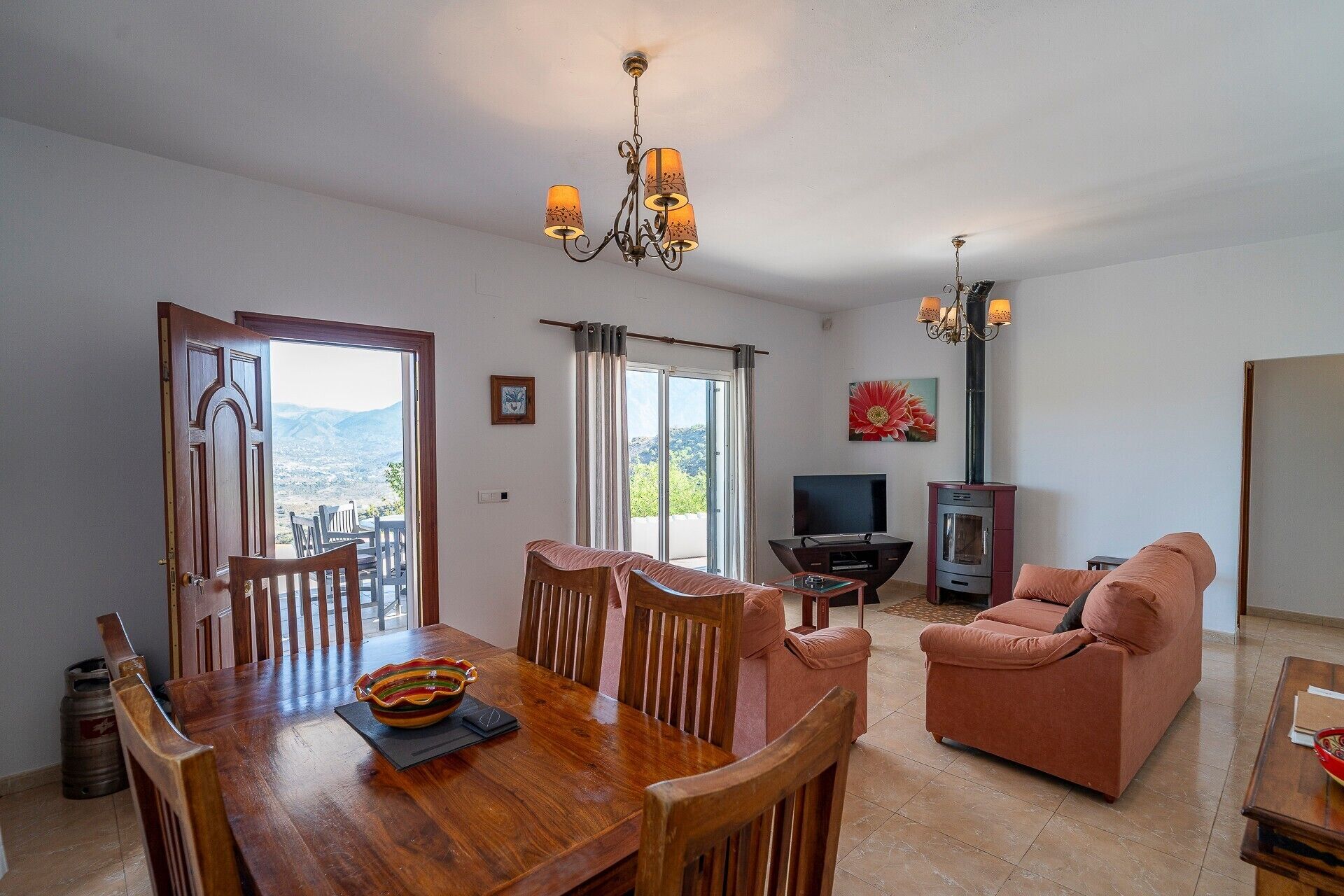 Fernseher, Kamin, DVD-Player