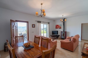 Televisión, chimenea, reproductor de DVD