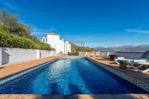 Villa 'Bravo spectacular views' with Lake and Mountain View, Pool, Garden & Wi-Fi