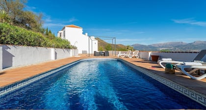 Villa 'Bravo spectacular views' with Lake and Mountain View, Pool, Garden & Wi-Fi