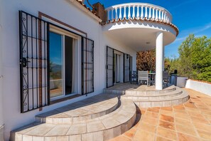 Terrace/patio - Villa 'Bravo spectacular views' with Lake and Mountain View, Pool, Garden & Wi-Fi (La Viñuela)