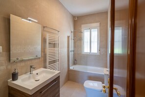 Bathtub, hair dryer, towels - Villa 'Bravo spectacular views' with Lake and Mountain View, Pool, Garden & Wi-Fi (La Viñuela)