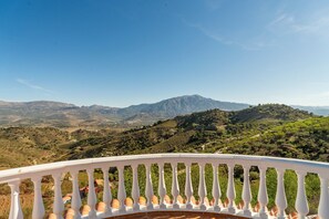 Property grounds - Villa 'Bravo spectacular views' with Lake and Mountain View, Pool, Garden & Wi-Fi (La Viñuela)