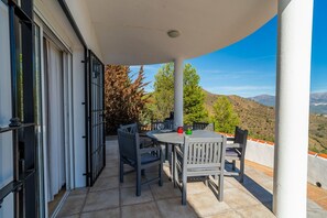 Outdoor dining - Villa 'Bravo spectacular views' with Lake and Mountain View, Pool, Garden & Wi-Fi (La Viñuela)