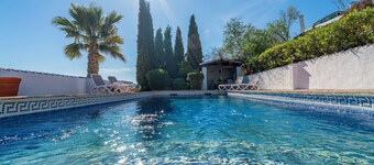 Villa 'Bravo spectaculair uitzicht' met meer en bergzicht, zwembad, tuin & Wi-Fi