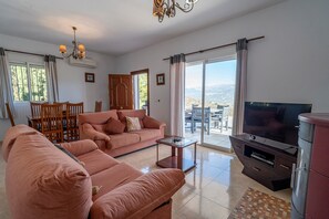 TV, fireplace, DVD player - Villa 'Bravo spectacular views' with Lake and Mountain View, Pool, Garden & Wi-Fi (La Viñuela)