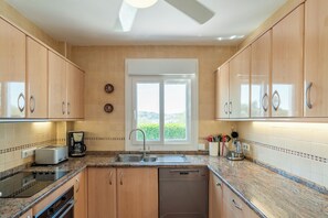 Een koelkast, een magnetron, een oven, een kookplaat