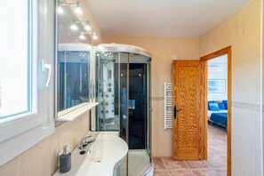 Chuveiro, secador de cabelo, toalhas de banho 