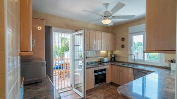 雪櫃、微波爐、焗爐、爐具