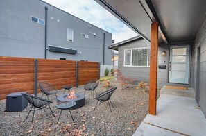 Terrace/patio - Mid Century Modern + 5min to Downtown + Walk to River + Hot Tub + Dog Friendly (Boise)