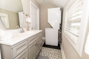 Shower, hair dryer, towels, soap - Cozy Riverfront Bungalow with Stunning Views (Covington)