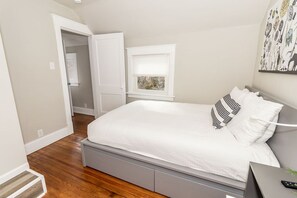 2 bedrooms, iron/ironing board, free WiFi, bed sheets - Cozy Riverfront Bungalow with Stunning Views (Covington)