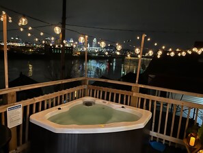 Outdoor spa tub - Cozy Riverfront Bungalow with Stunning Views (Covington)