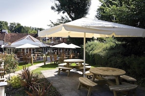 Outdoor dining - Premier Inn Portsmouth (Waterlooville)
