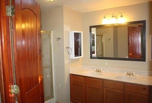 Ensemble douche/baignoire, serviettes fournies, savon, papier toilette