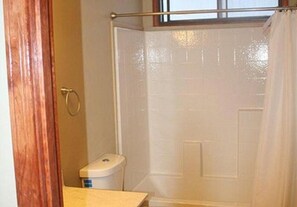 Badkar/dusch, handdukar, tvål och toalettpapper